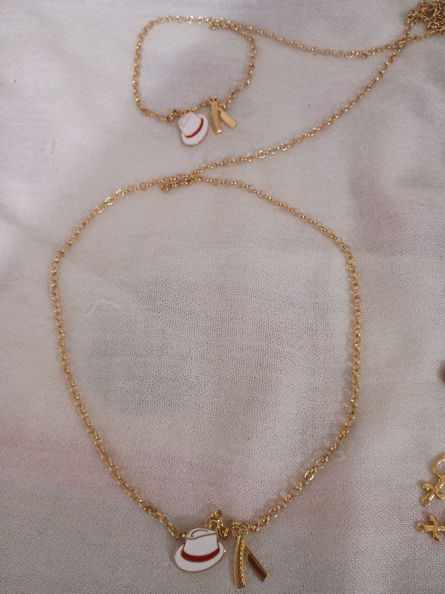 Gargantilha banhada em ouro com chapéu e navalha