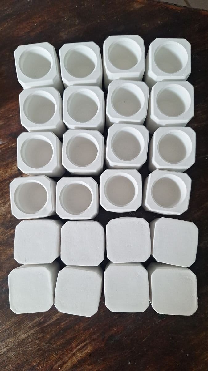 Vasinhos em gesso resinado para lembrancinhas. Kit com 30 - Foto 2