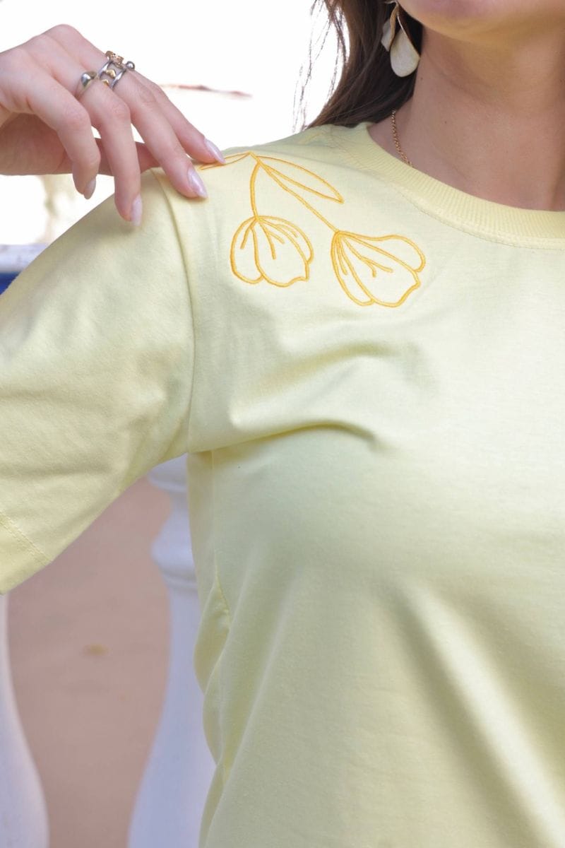 T-shirt bordada flor - Foto 2