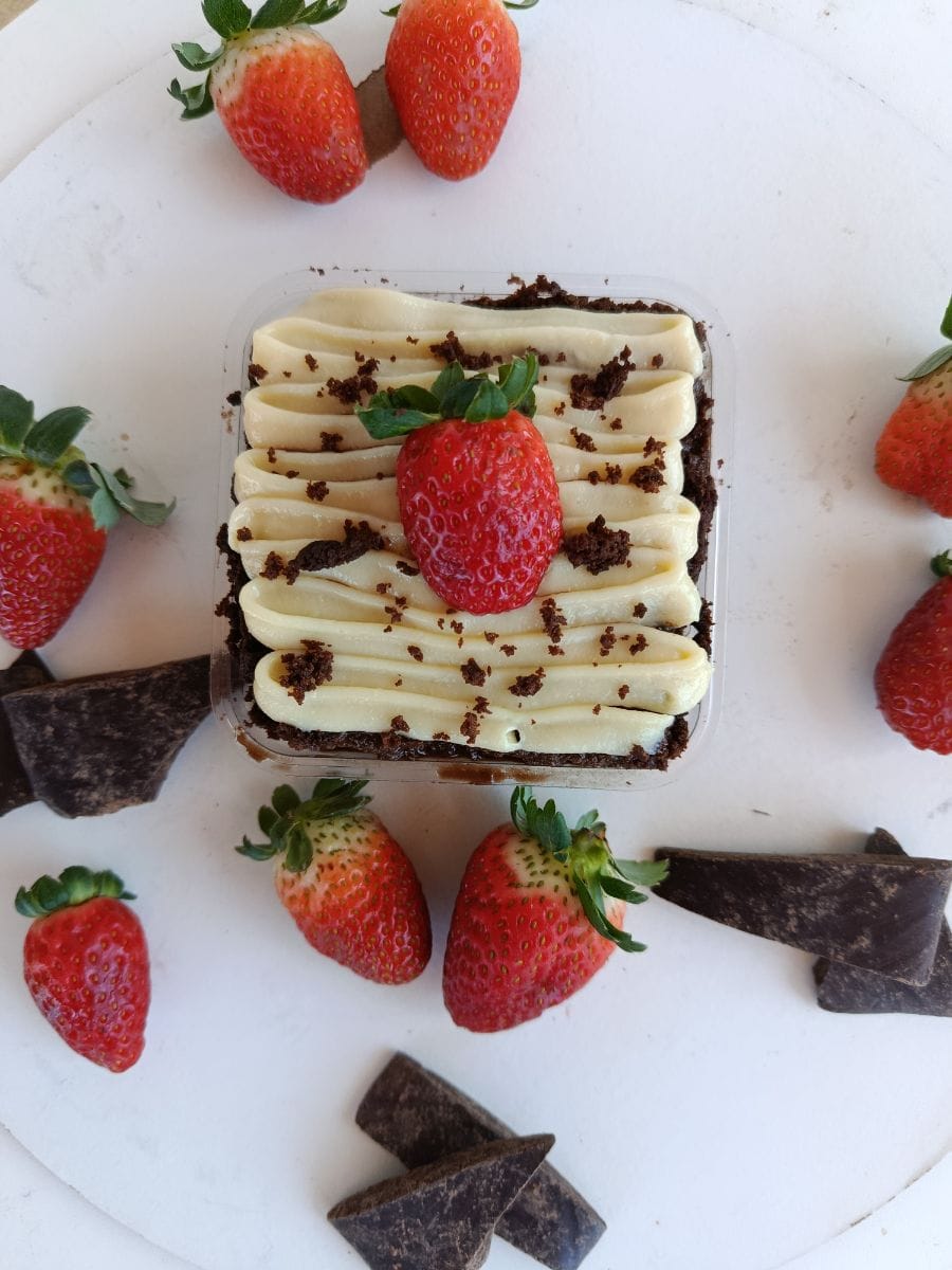 Massa de chocolate com creme de ninho e morangos em pedaços - Foto 3