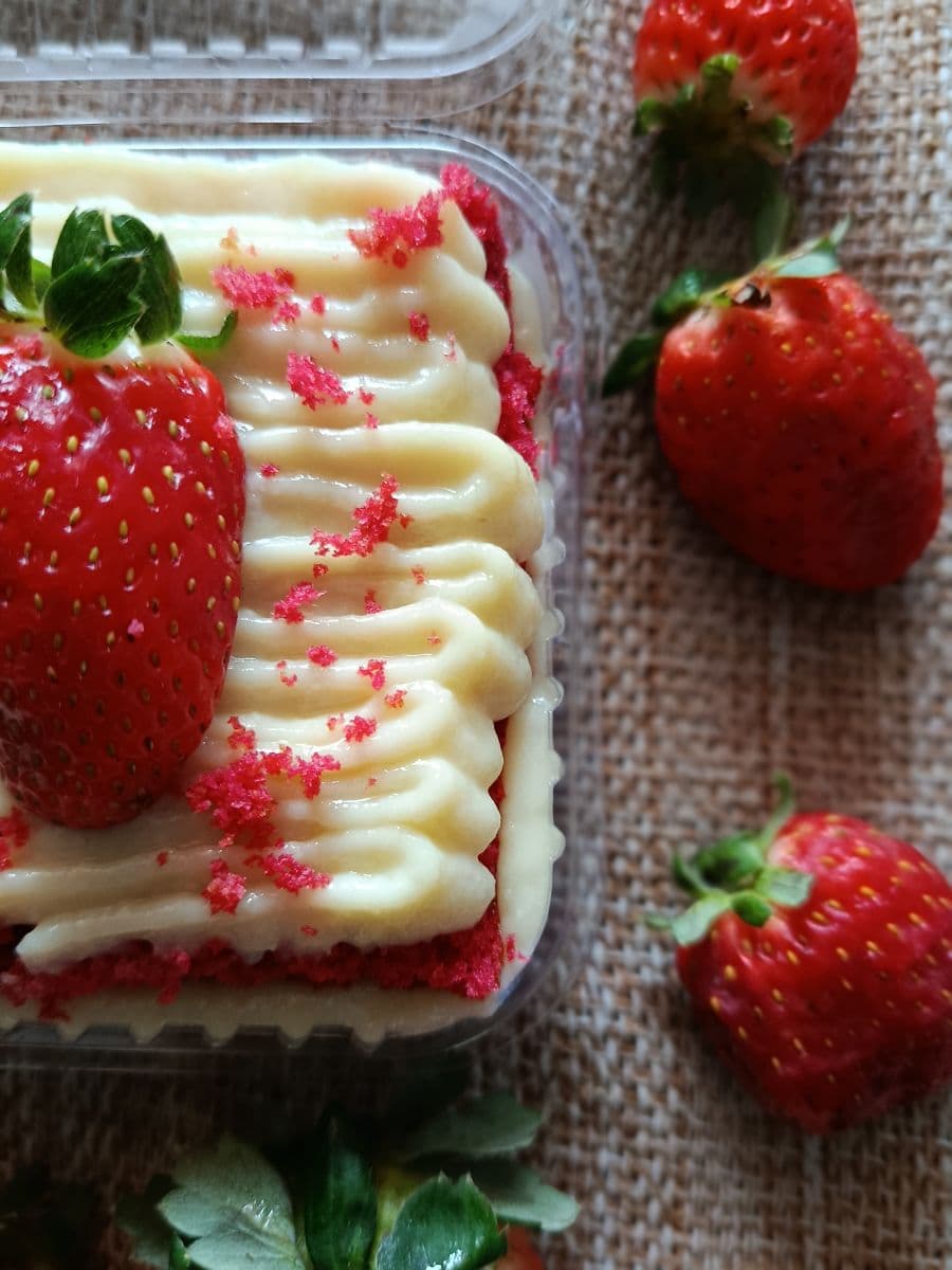 Torta Red Velvet com ninho e geleia artesanal de morango