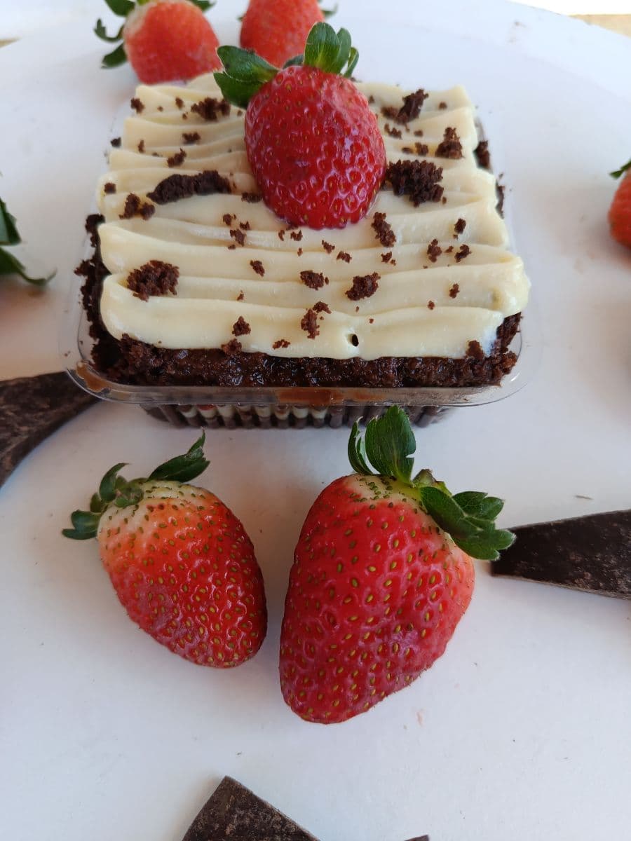 Massa de chocolate com creme de ninho e morangos em pedaços