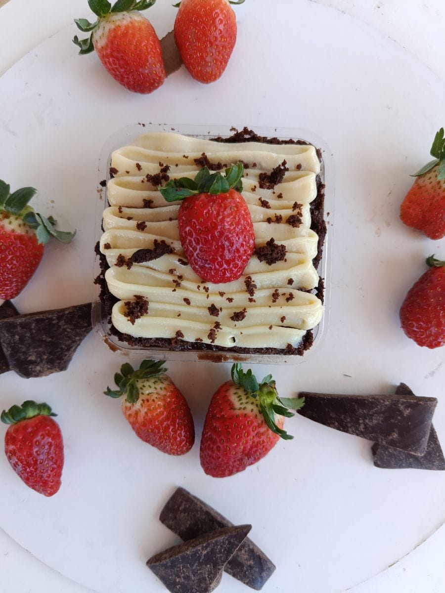 Massa de chocolate com creme de ninho e morangos em pedaços - Foto 2