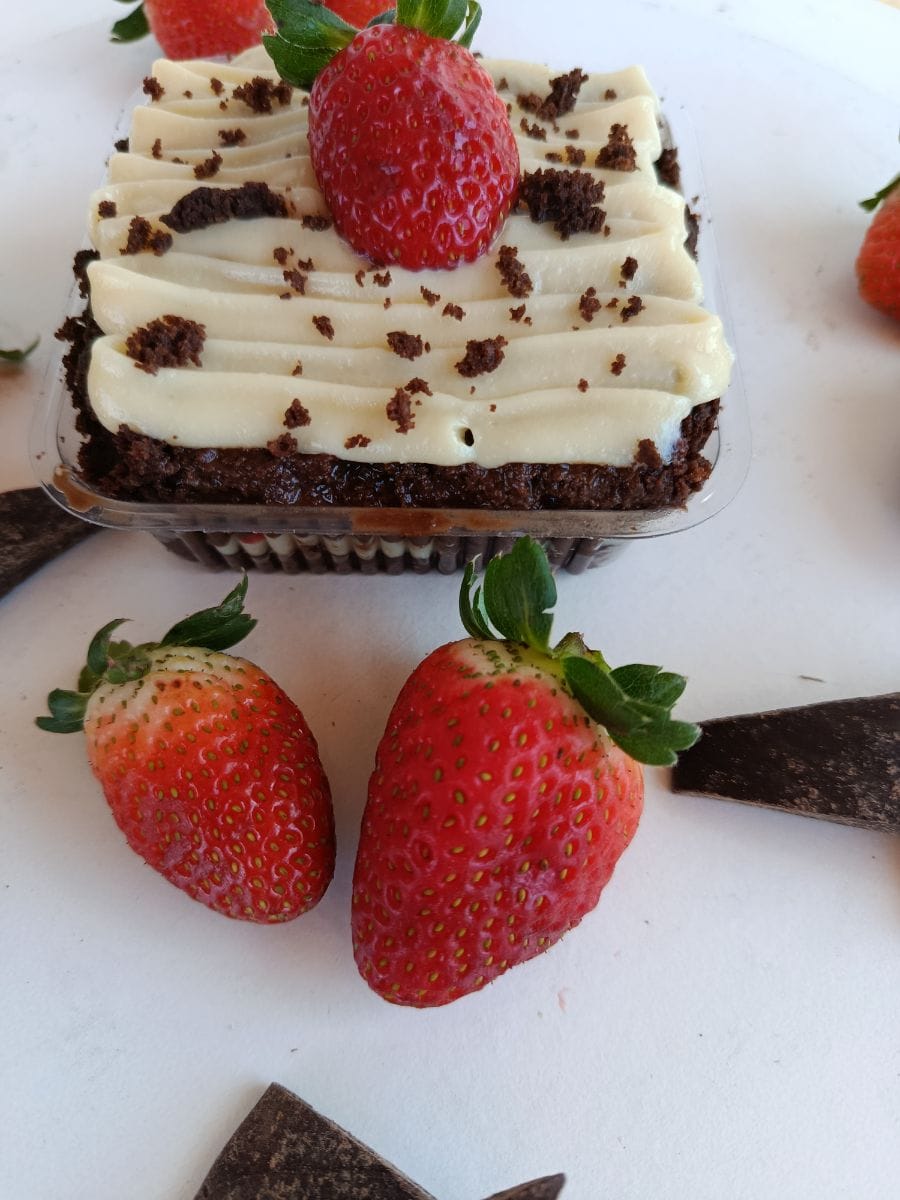 Massa de chocolate com creme de ninho e morangos em pedaços - Foto 4