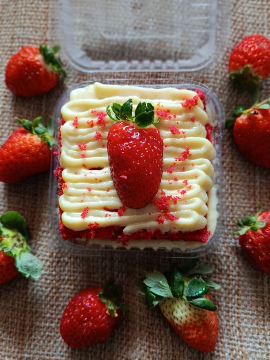Torta Red Velvet com ninho e geleia artesanal de morango - Foto 2