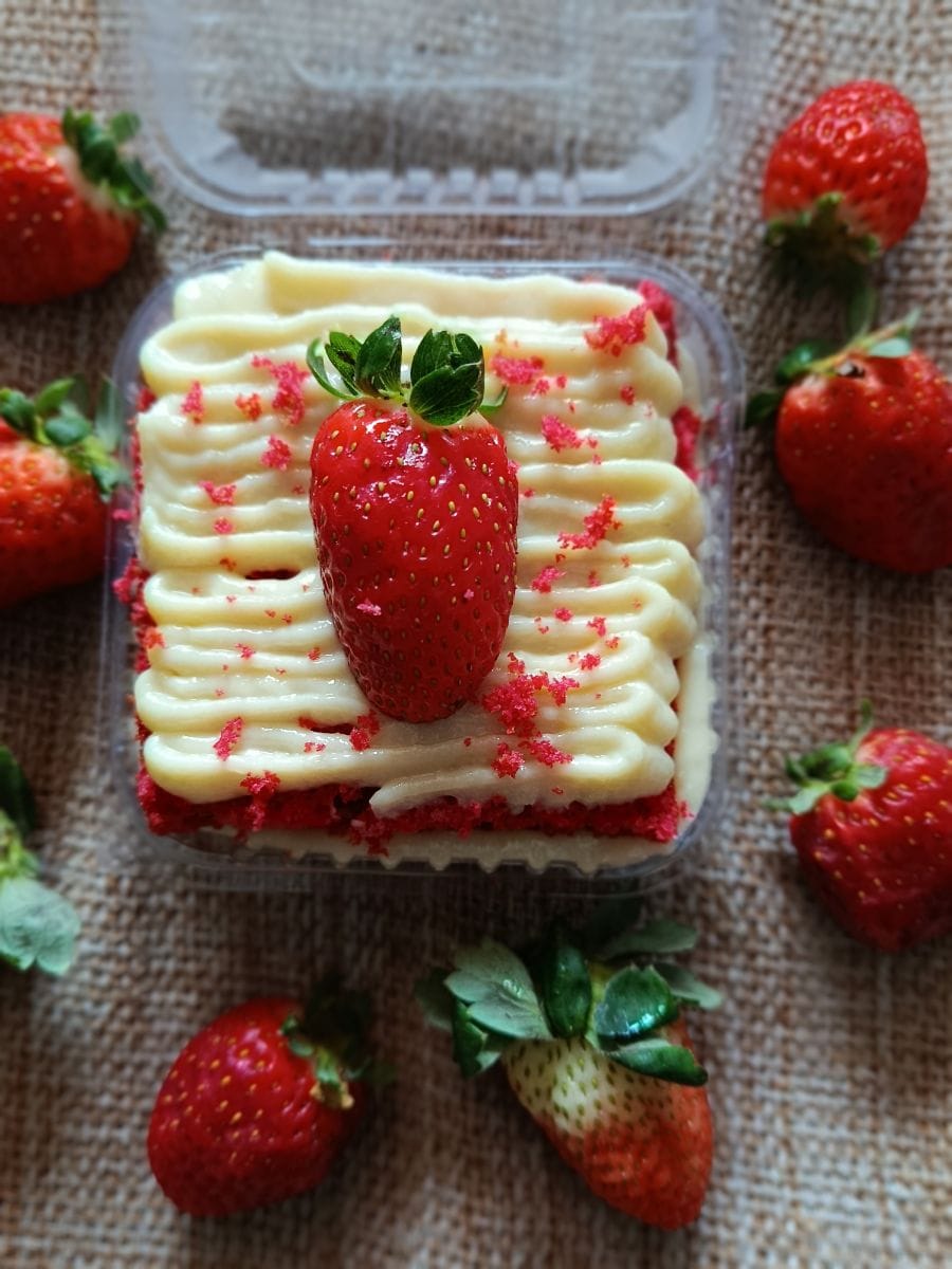 Torta Red Velvet com ninho e geleia artesanal de morango - Foto 4