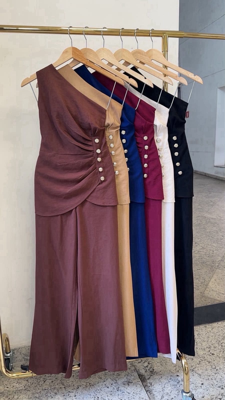 Macacão Pantalona de Um Ombro Só com Botões - Foto 1