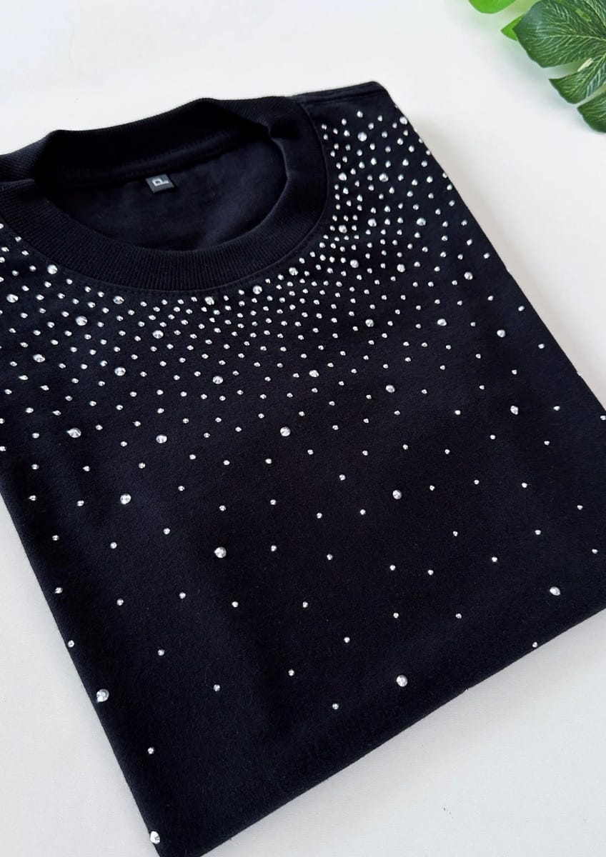 T-shirt preta com strass - Foto 4