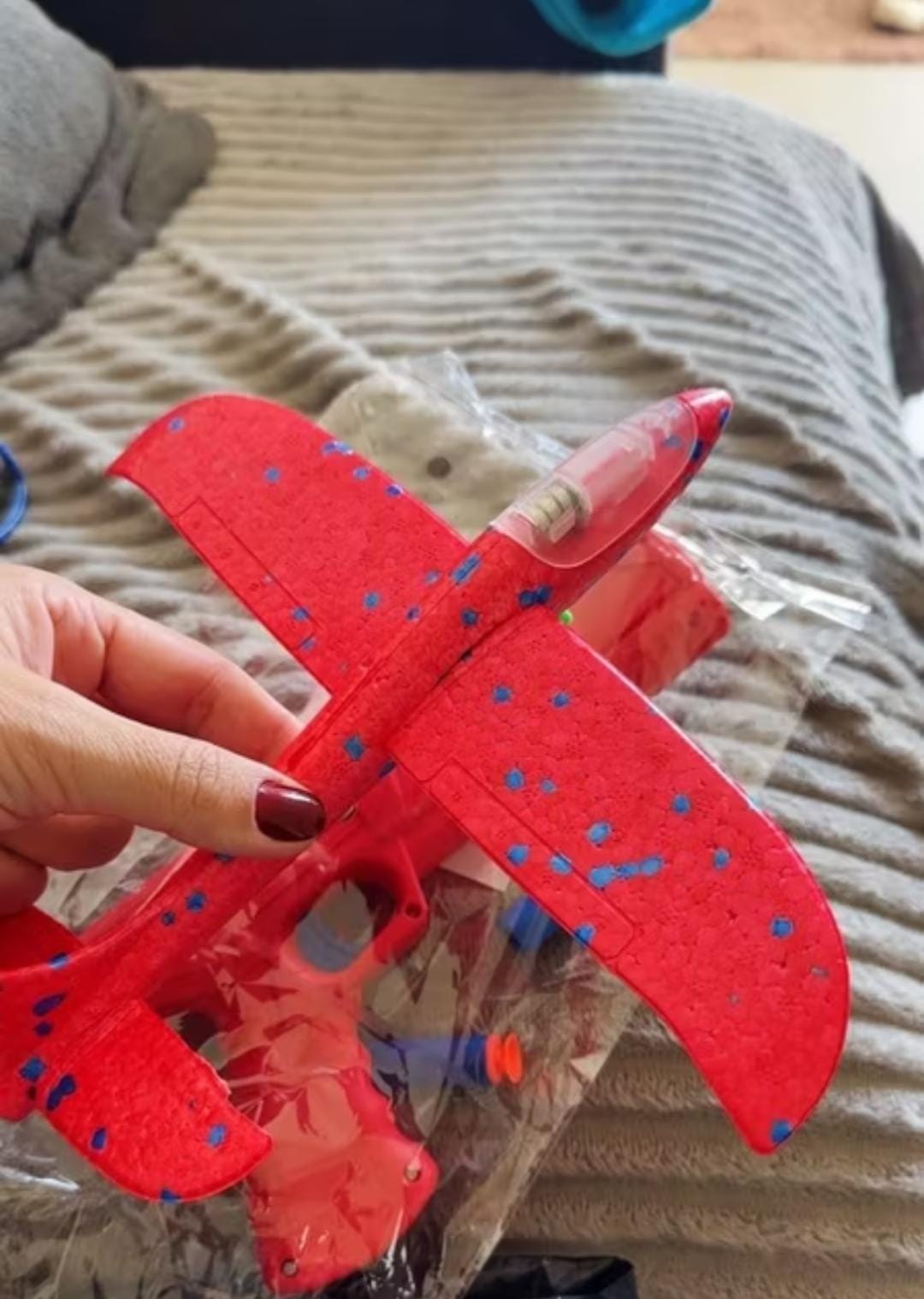 Avião de brinquedo + arminha de impulso - Foto 1