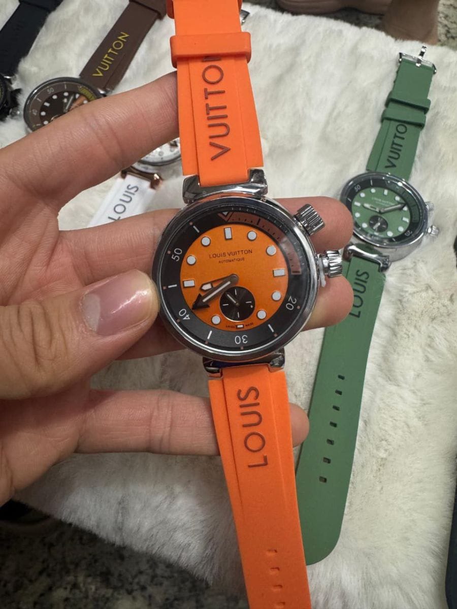 🔥 *CHEGOU NOVIDADE* 🔥 *MODELO LOUIS VUITTON* ⌚ *EM AÇO INOXIDÁVEL*✔️ *CAIXA BAIXA* ✔️ *RESISTENTE A RESPINGOS DAGUA* ✔️ *PULSEIRA EM BORRACHA*✔️ *PULSEIRA CRAVADA*✔️ *FECHO CRAVADO* ✔️ *A BATERIA* ✔️ - Foto 2