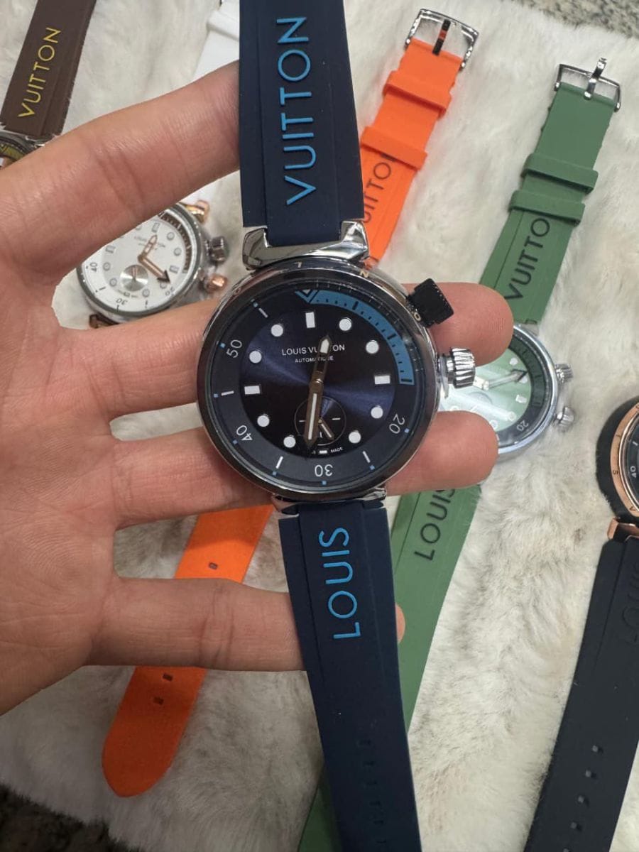 🔥 *CHEGOU NOVIDADE* 🔥 *MODELO LOUIS VUITTON* ⌚ *EM AÇO INOXIDÁVEL*✔️ *CAIXA BAIXA* ✔️ *RESISTENTE A RESPINGOS DAGUA* ✔️ *PULSEIRA EM BORRACHA*✔️ *PULSEIRA CRAVADA*✔️ *FECHO CRAVADO* ✔️ *A BATERIA* ✔️ - Foto 5