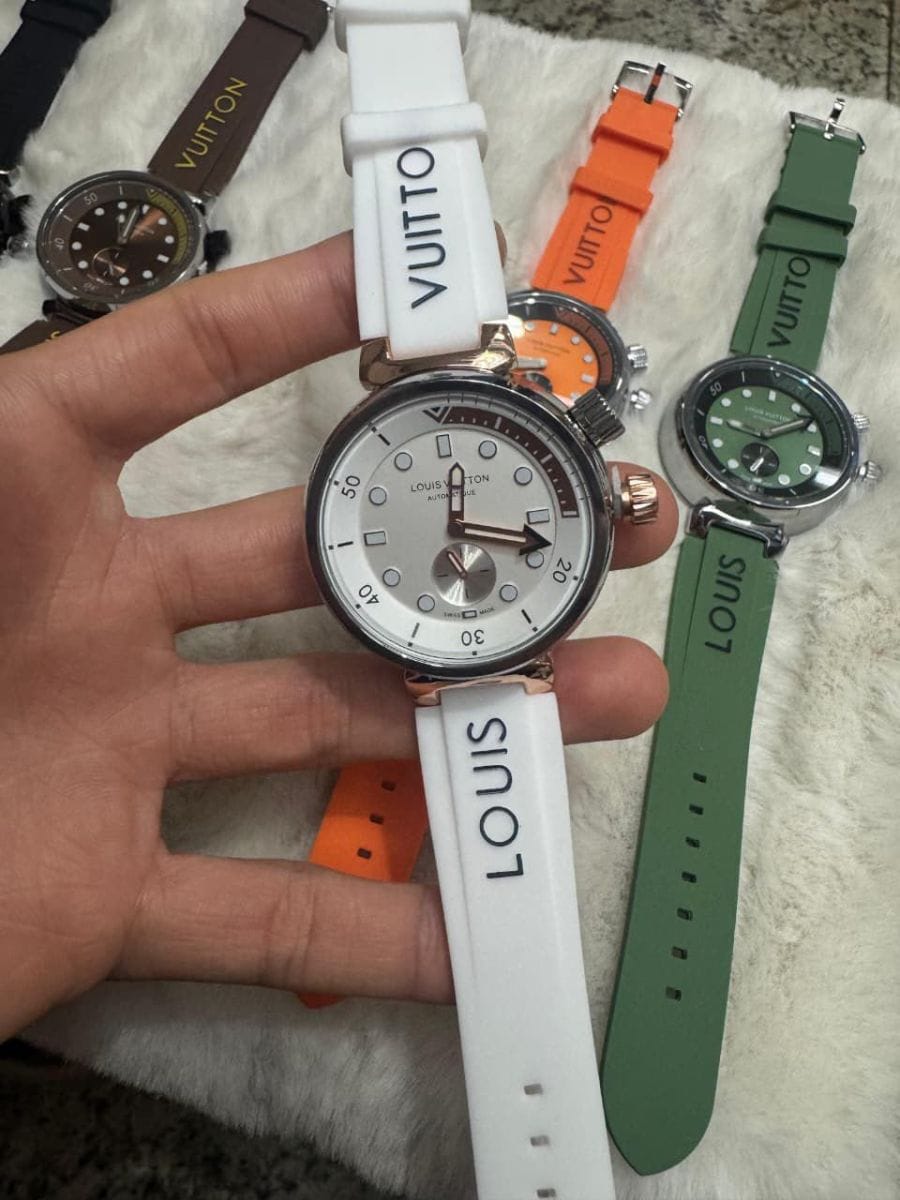 🔥 *CHEGOU NOVIDADE* 🔥 *MODELO LOUIS VUITTON* ⌚ *EM AÇO INOXIDÁVEL*✔️ *CAIXA BAIXA* ✔️ *RESISTENTE A RESPINGOS DAGUA* ✔️ *PULSEIRA EM BORRACHA*✔️ *PULSEIRA CRAVADA*✔️ *FECHO CRAVADO* ✔️ *A BATERIA* ✔️ - Foto 4