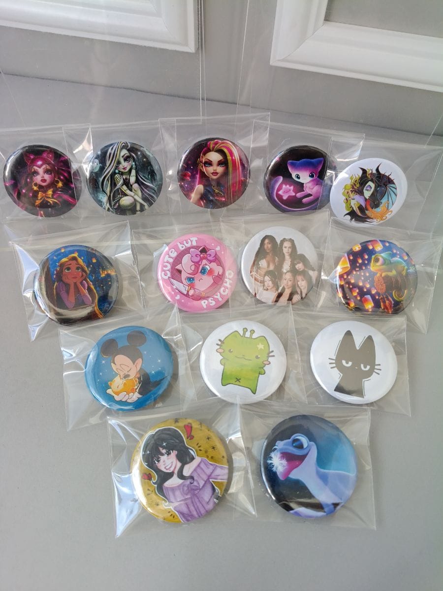 Bottons Broches personagens variados - Foto 2