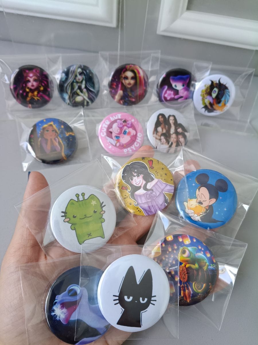Bottons Broches personagens variados - Foto 3