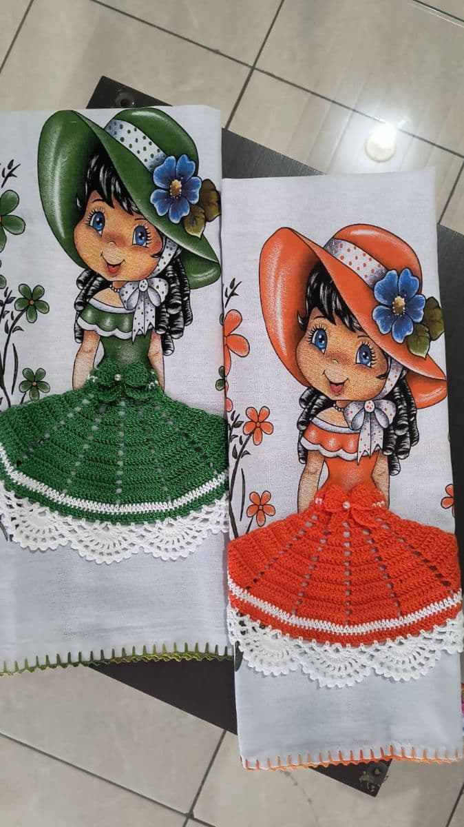 Panos de prato com saias em crochê 🧶 Boneca Naty.