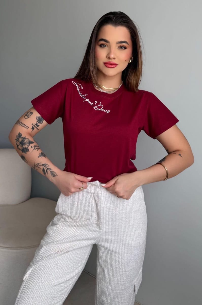 T-Shirt Guiada por Deus cor marsala - Foto 1