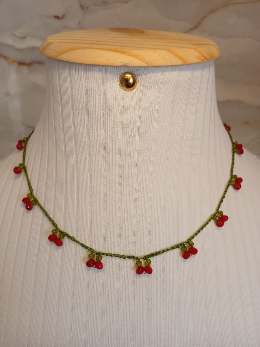 🍒 Colar Choker Cerejinha – Tecido à Mão com Cristais