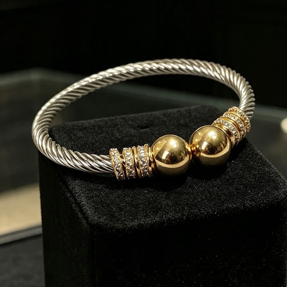 Bracelete aço inox fio torcido detalhes dourado banhado ouro 18k com Pedras de zircônias modelo aberto ajusta em qualquer pulso - Foto 3