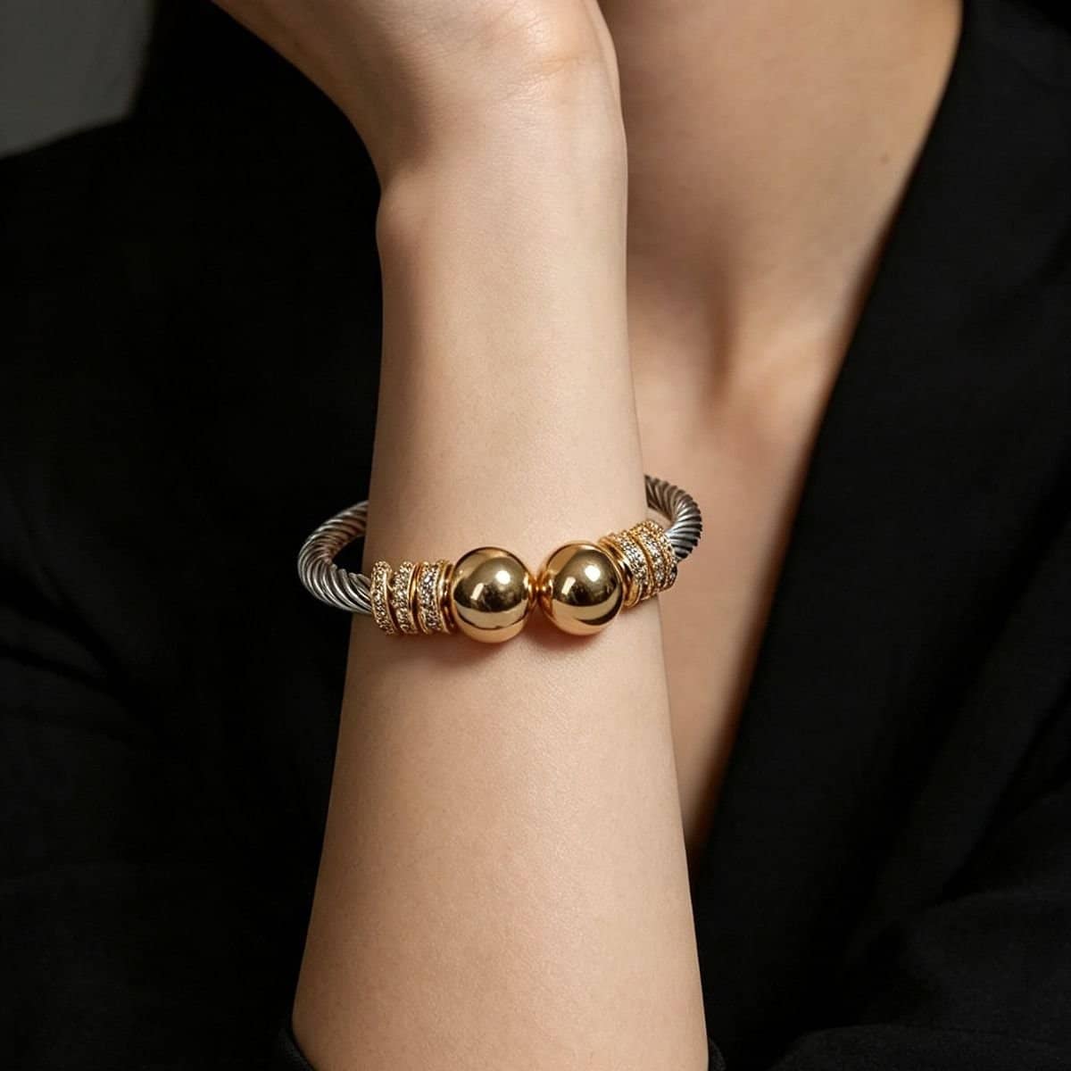 Bracelete aço inox fio torcido detalhes dourado banhado ouro 18k com Pedras de zircônias modelo aberto ajusta em qualquer pulso
