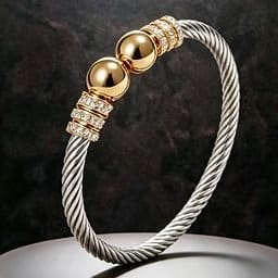 Bracelete aço inox fio torcido detalhes dourado banhado ouro 18k com Pedras de zircônias modelo aberto ajusta em qualquer pulso - Foto 2