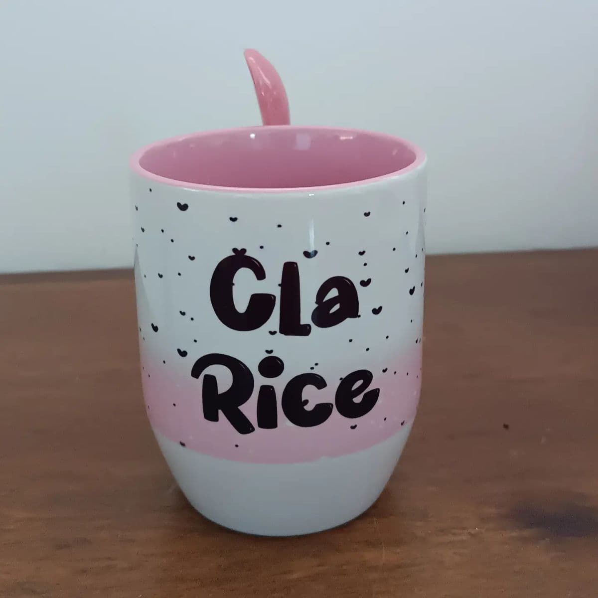 Canecas coloridas com colheres