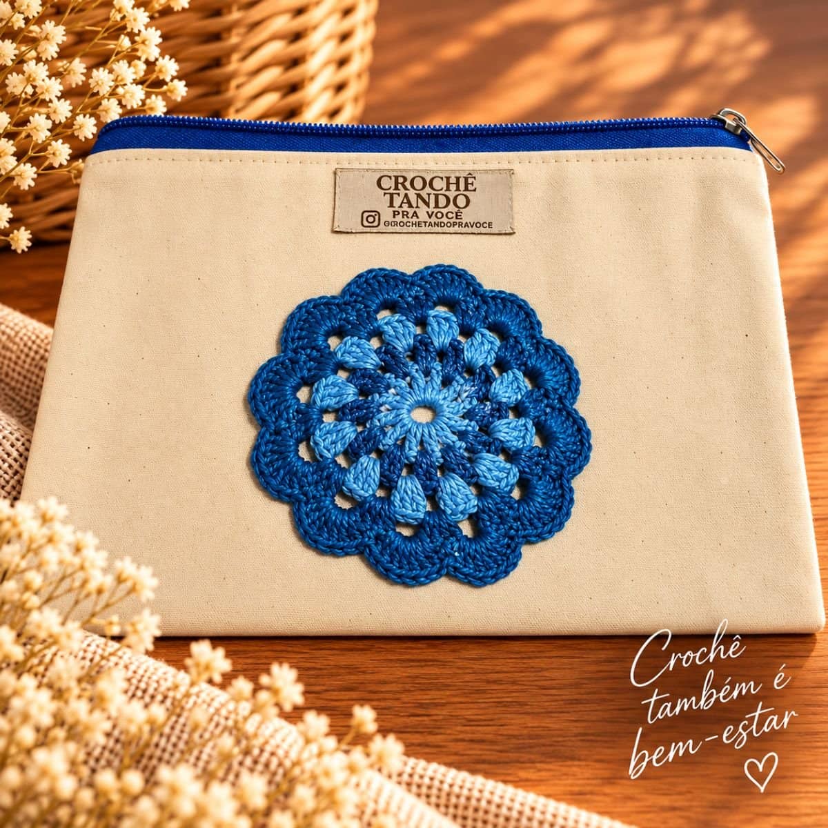 Necessaire 15x20 com aplicação em crochê