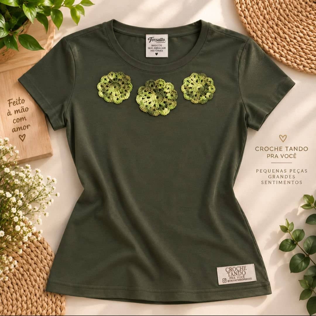 Camiseta Customizada - aplicação em crochê