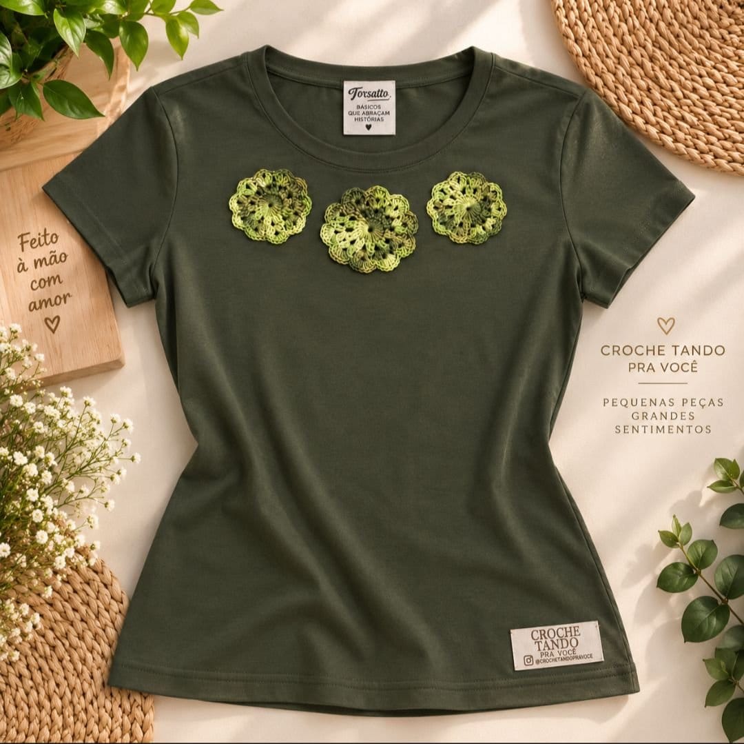Camiseta Customizada - aplicação em crochê - Foto 1