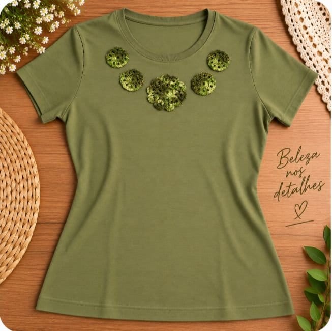 Camiseta Customizada - aplicação em crochê - Foto 1