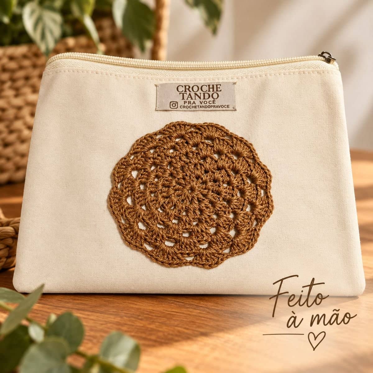 Necessaire 15x20 com aplicação em crochê