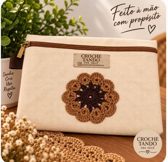 Necessaire 15x20 com aplicação em crochê