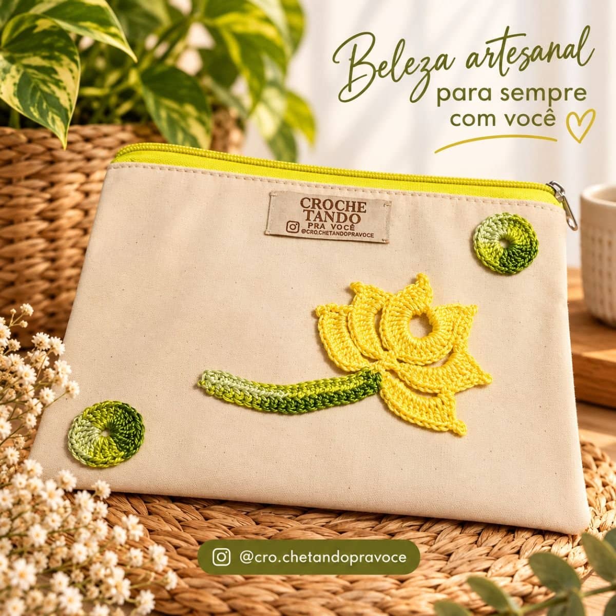Necessaire 15x20 com aplicação em crochê