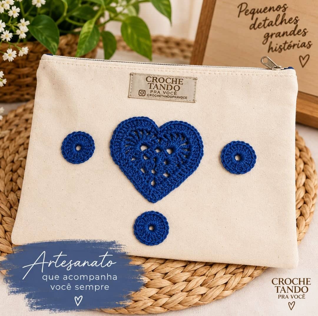 Necessaire 15x20 com aplicação em crochê