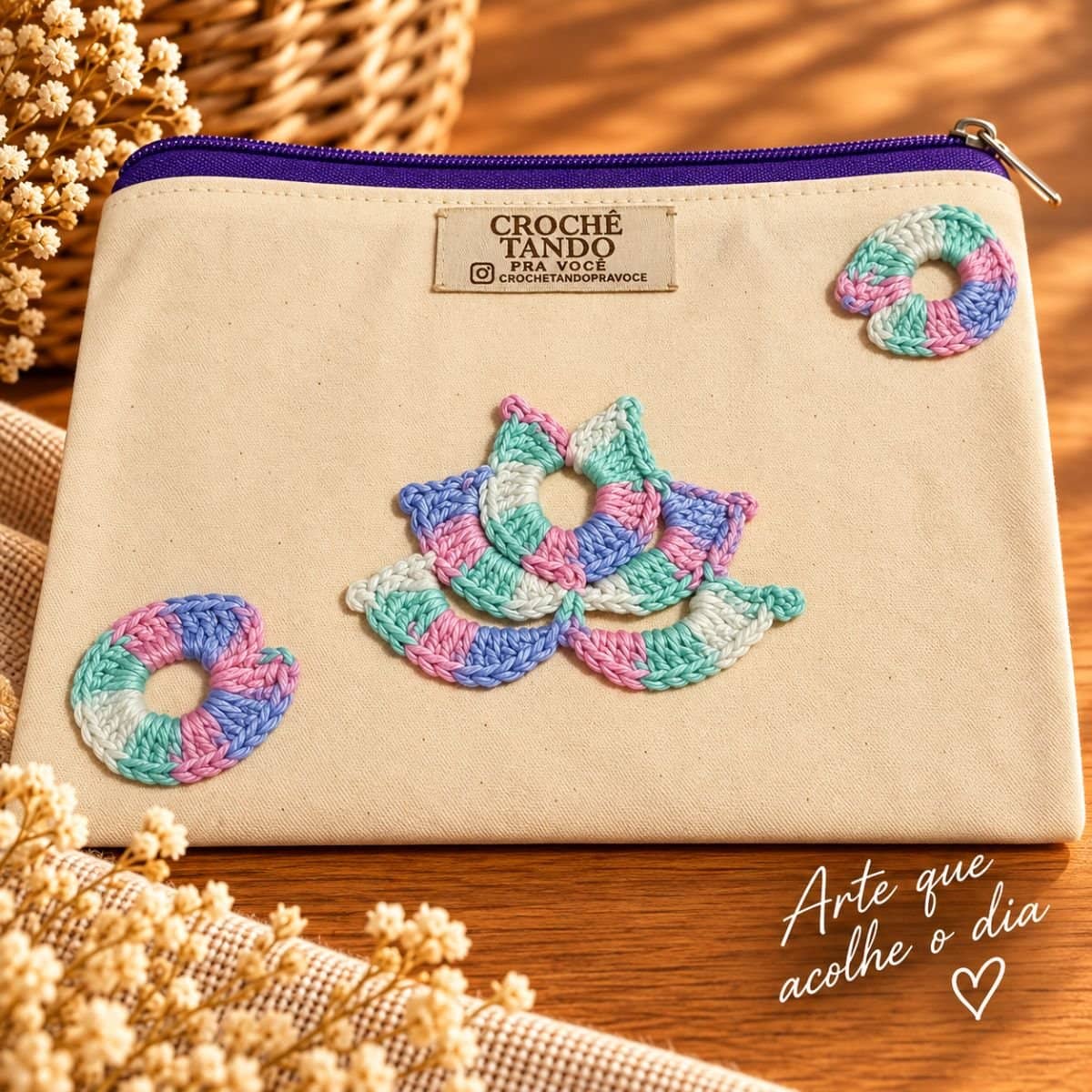 Necessaire 15x20 com aplicação em crochê