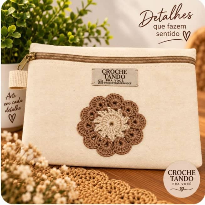 Necessaire 15x20 com aplicação em crochê