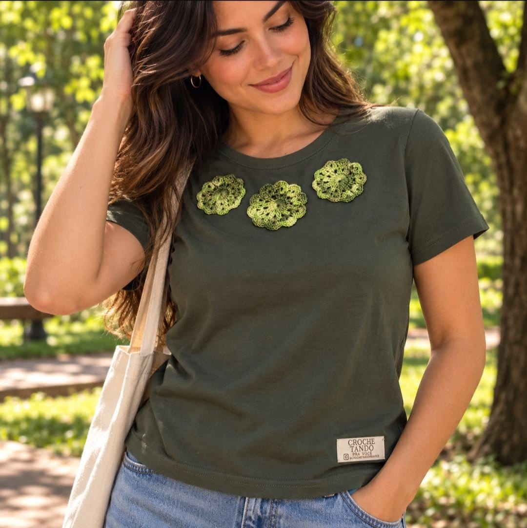 Camiseta Customizada - aplicação em crochê - Foto 2
