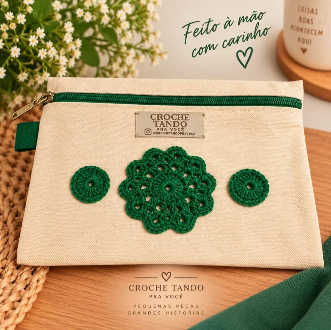 Necessaire 15x20 com aplicação em crochê