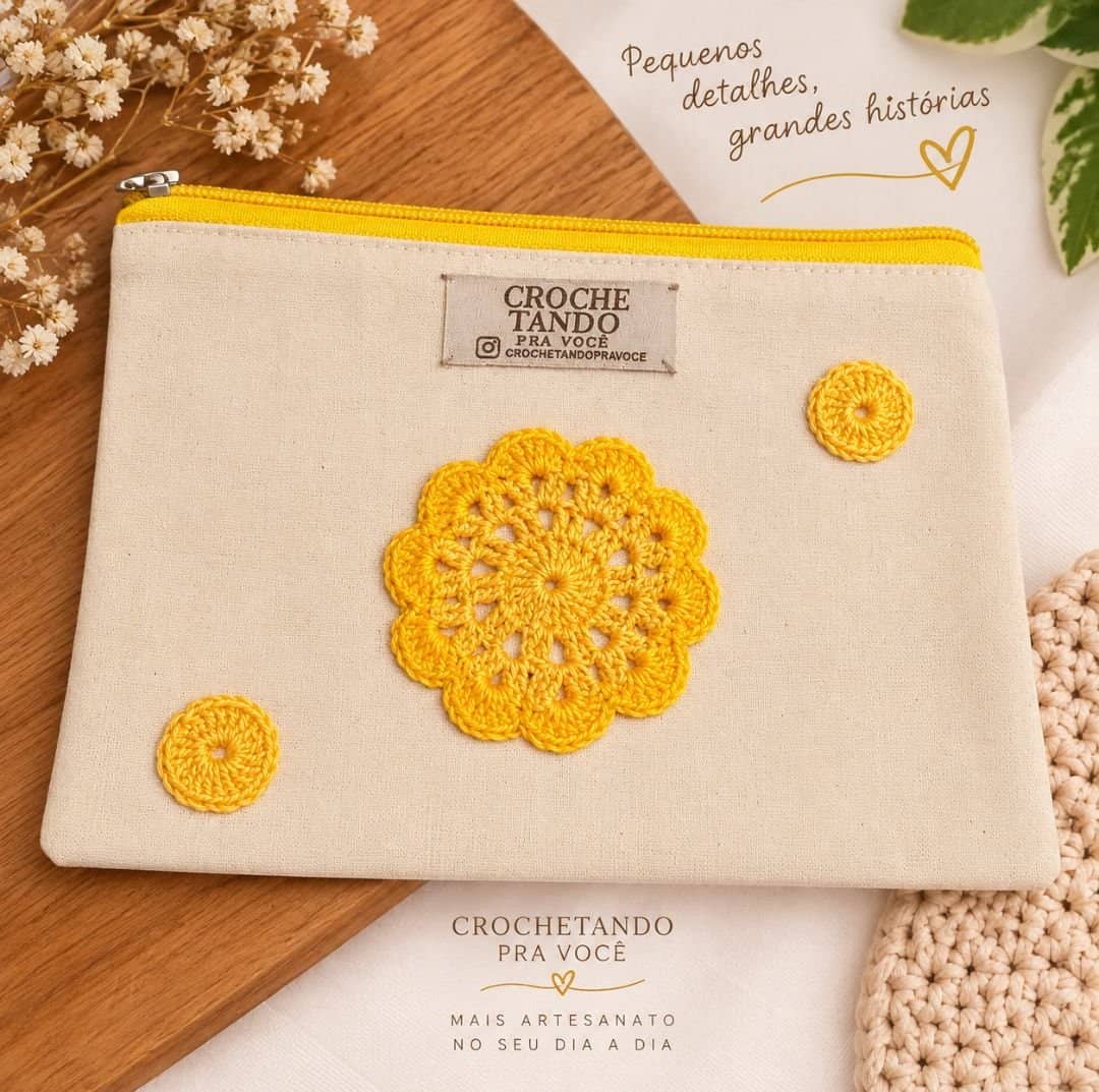 Necessaire 15x20 com aplicação em crochê