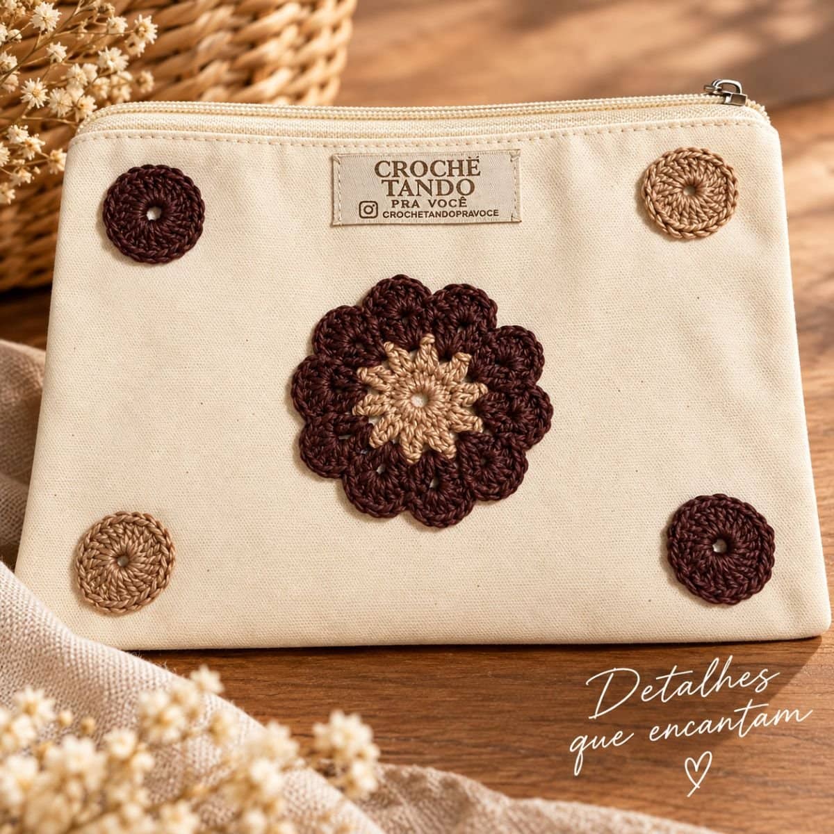 Necessaire 15x20 com aplicação em crochê