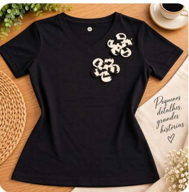 Camiseta Customizada - aplicação em crochê - Foto 2