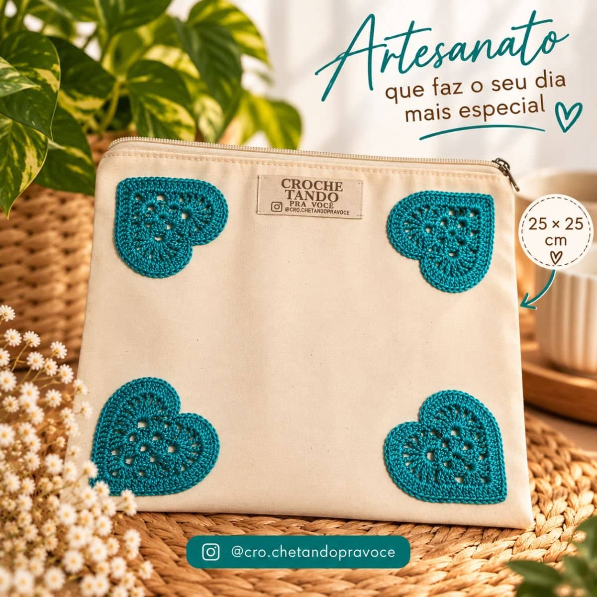 Necessaire 25x25 com aplicação em crochê