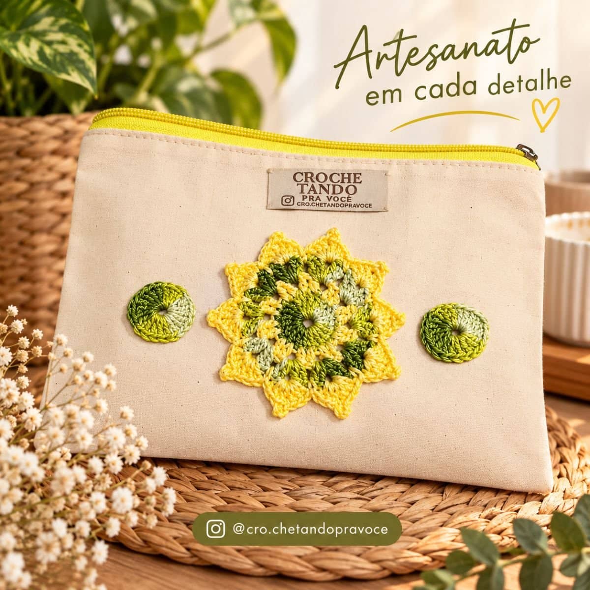 Necessaire 15x20 com aplicação em crochê