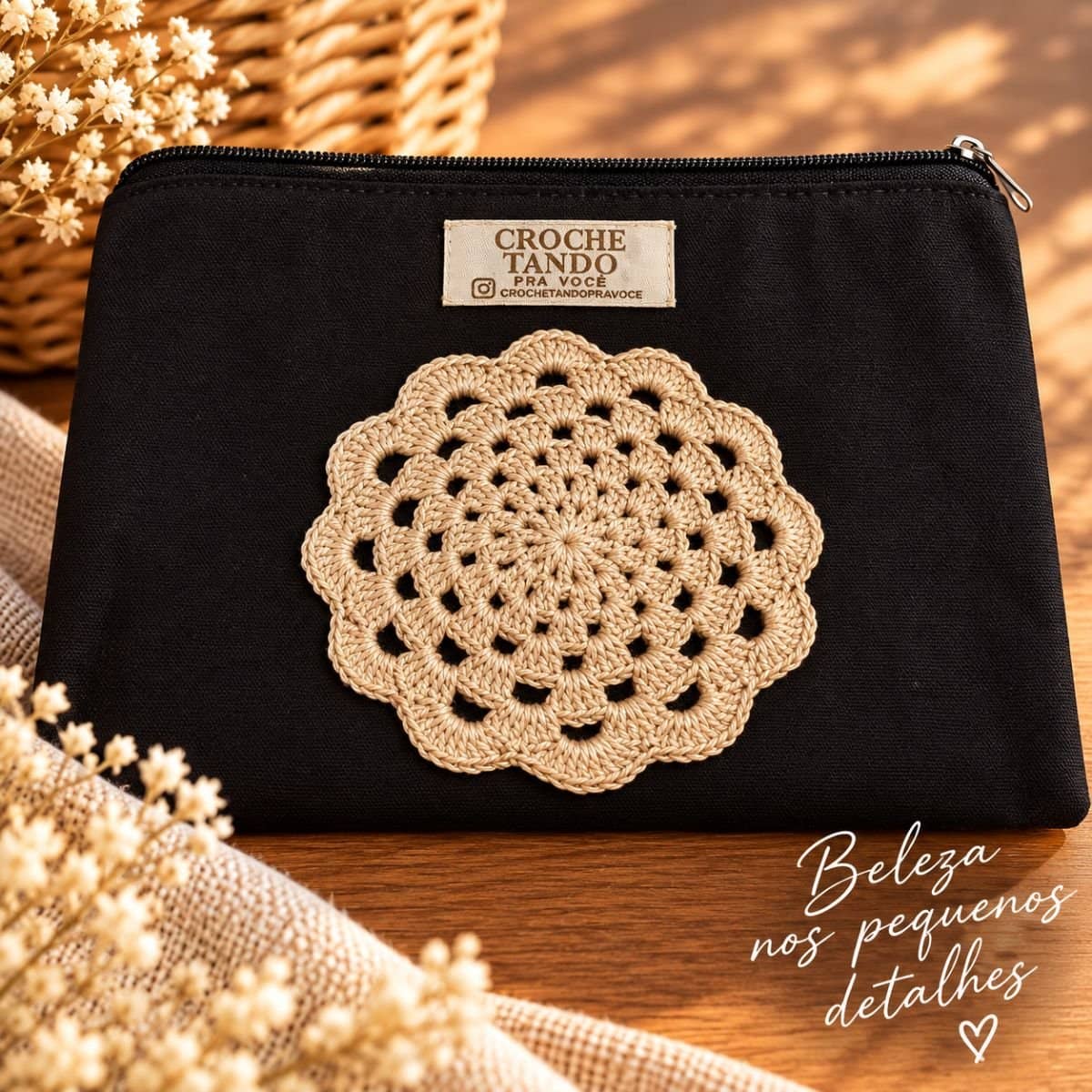 Necessaire 15x20 com aplicação em crochê