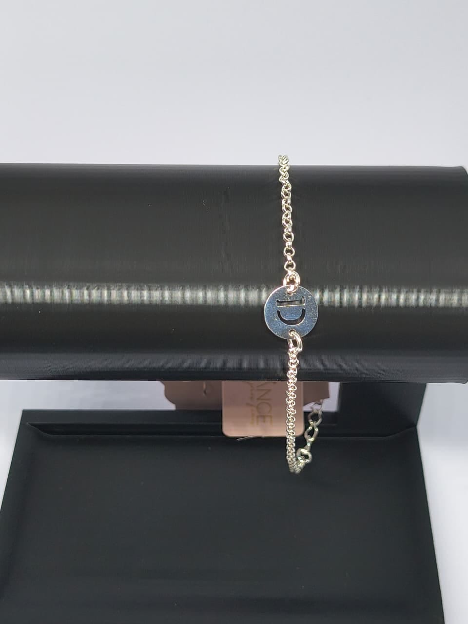 Pulseira com Letra “D” – Elegance - Foto 1