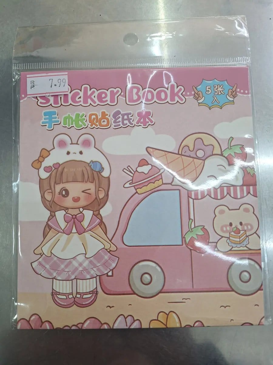 Livros sticker book troca de roupa menina - Foto 2