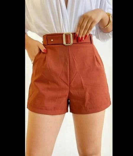 SHORTS ALFAIATARIA COM FIVELA DOURADA E DETALHE DE BRILHO NO CINTO - Foto 1