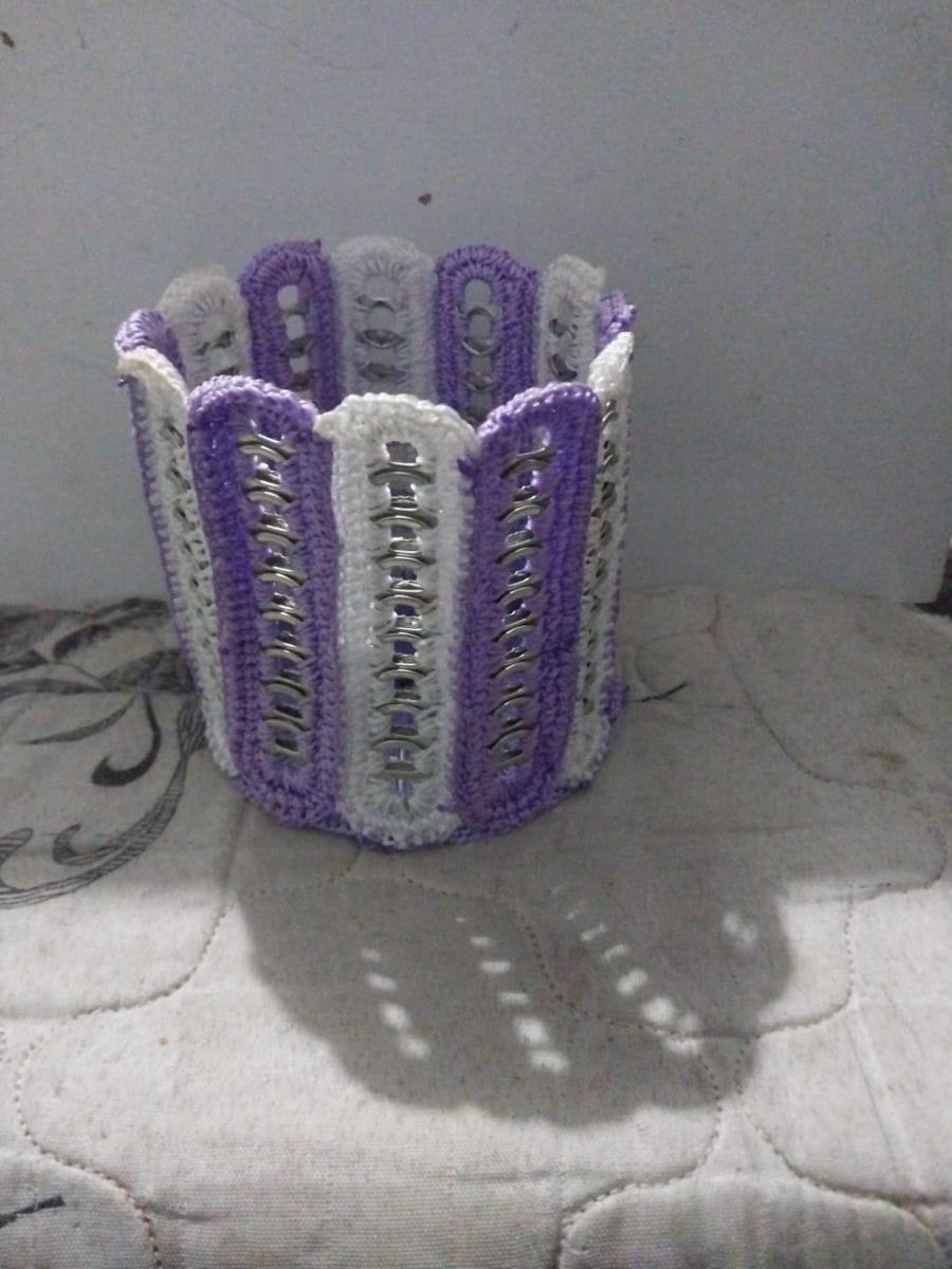 Cesta Artesanal Branca e Lilás - Foto 1