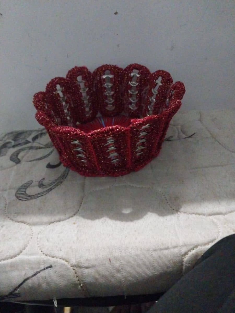 Cesta Artesanal Vermelha com Acabamento Ondulado