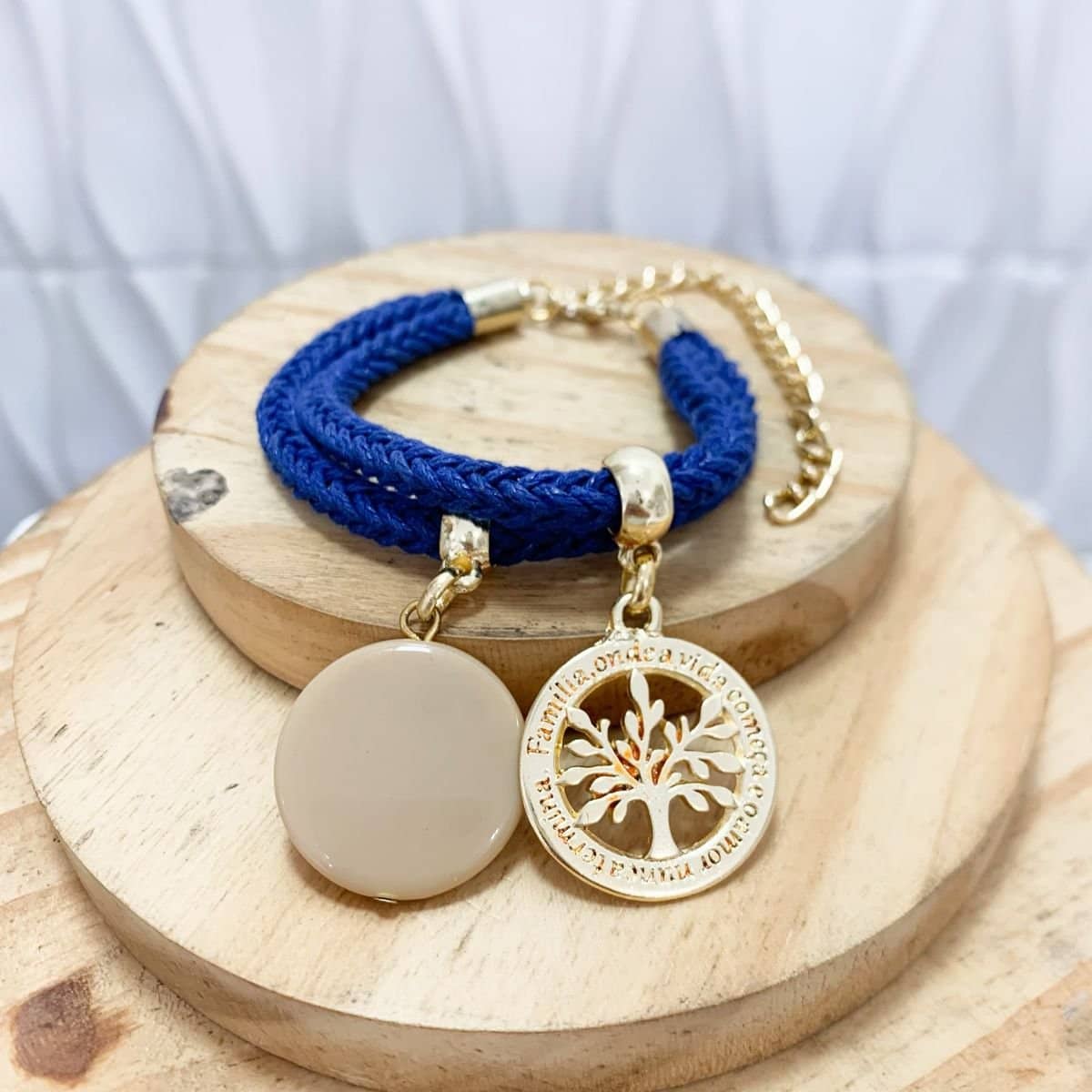 Pulseira em corda com 2 pingentes