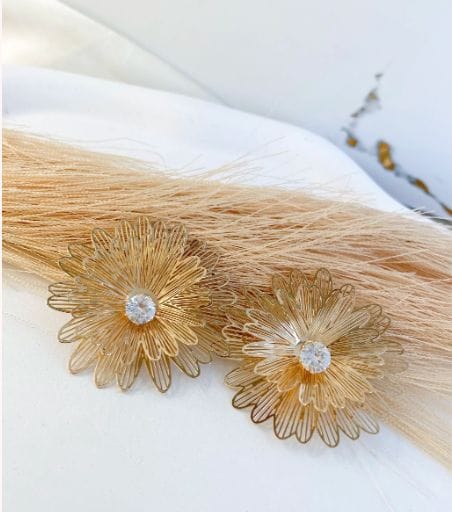 Brinco flor 2 em 1 folheado a ouro 18k - Foto 1